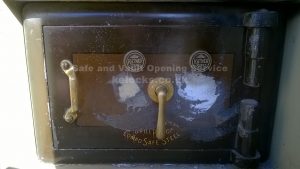 Dual locking Ratner safe opened in London by Jason Jones, Key Elements